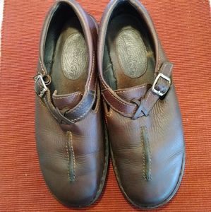 Clarks Women's Strap/Buckle Shoe - size 7.5